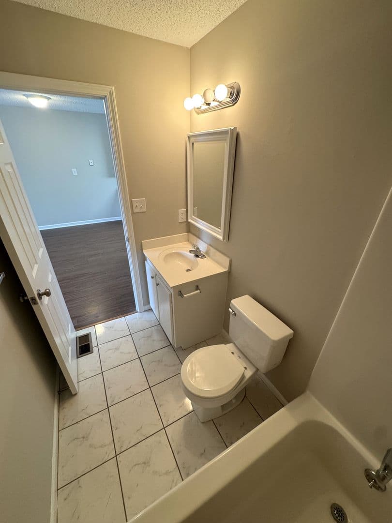 Athens Apartment: 245 Pineview Drive