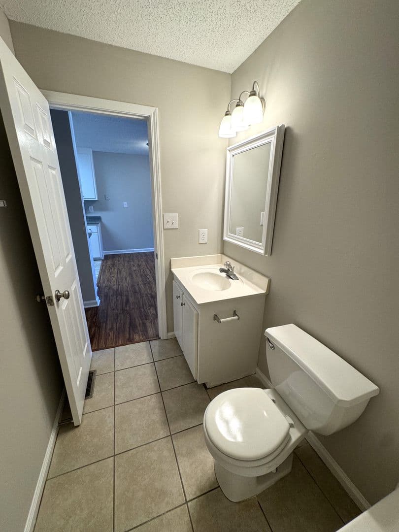 Athens Apartment: 245 Pineview Drive