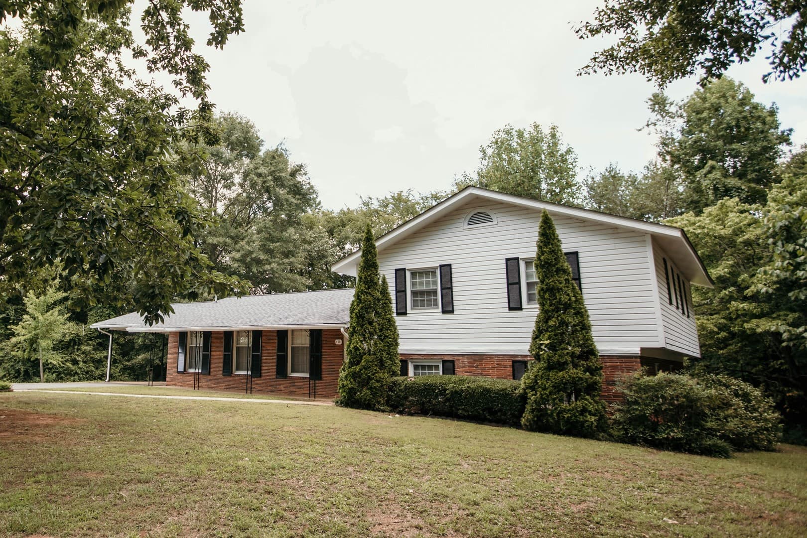Athens House: 150 Pineview Dr