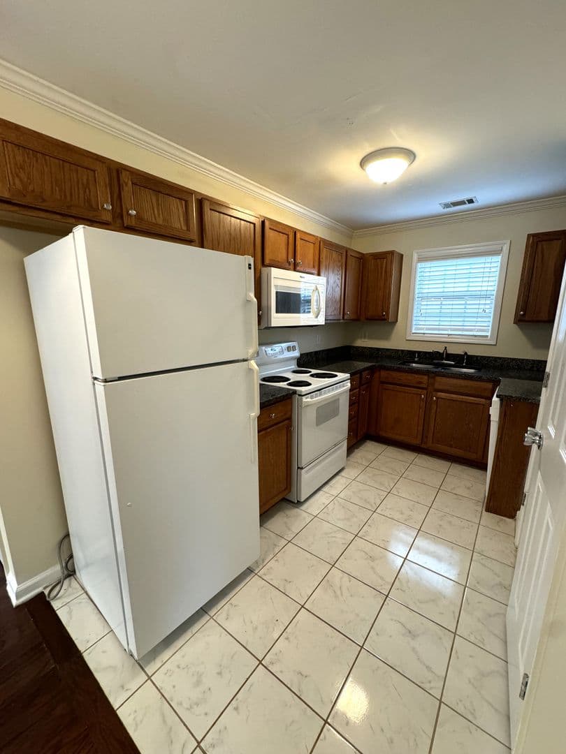 Athens House: 100 Pineview Ct