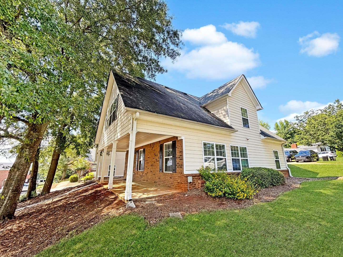 Athens House: 100 Pineview Ct