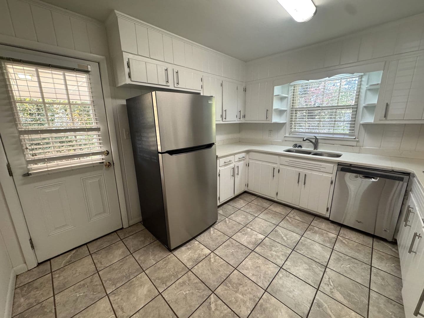 Athens House: 150 Pineview Dr