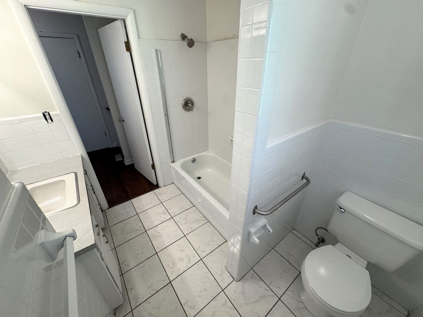 Athens House: 150 Pineview Dr