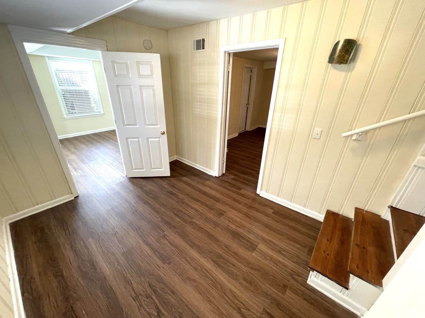 Athens House: 160 Pineview Dr