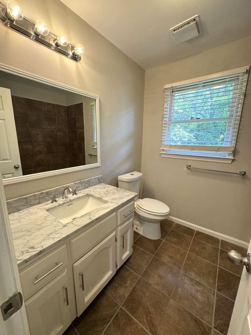 Athens House: 620 Pinecrest Dr