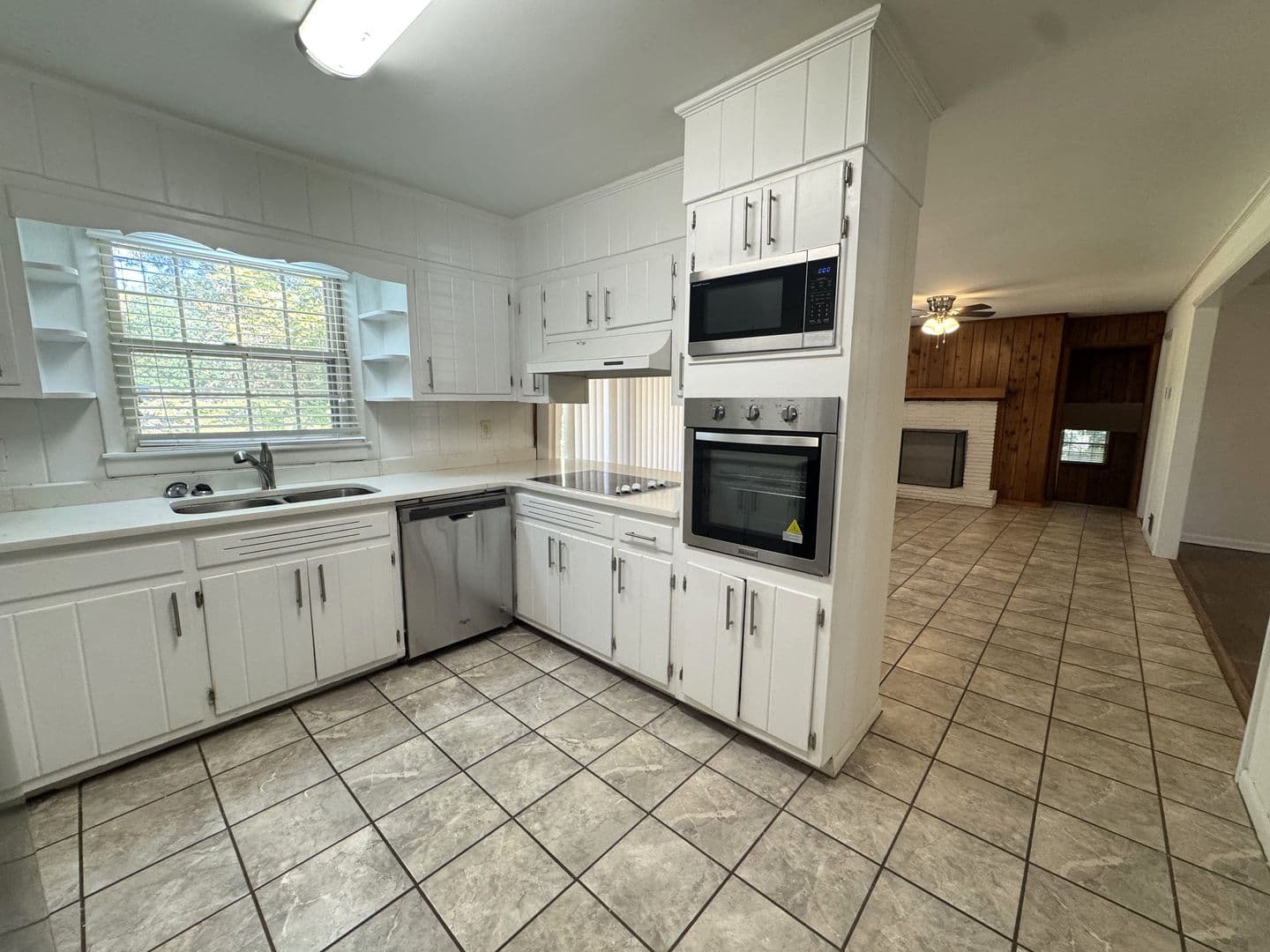 Athens House: 150 Pineview Dr