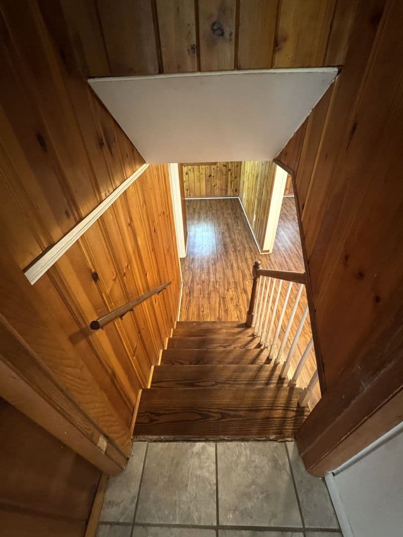 Athens House: 150 Pineview Dr