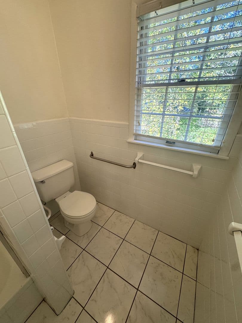 Athens House: 150 Pineview Dr