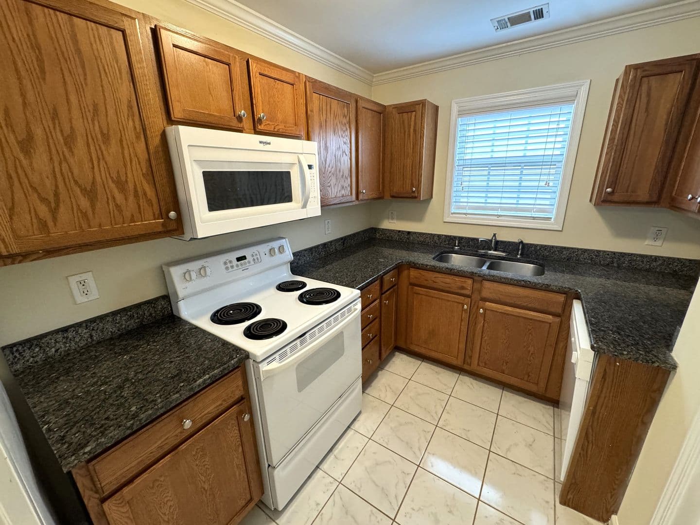 Athens House: 100 Pineview Ct