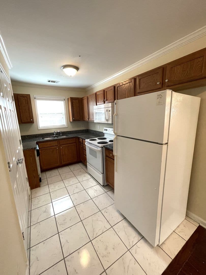 Athens House: 112 Pineview Ct