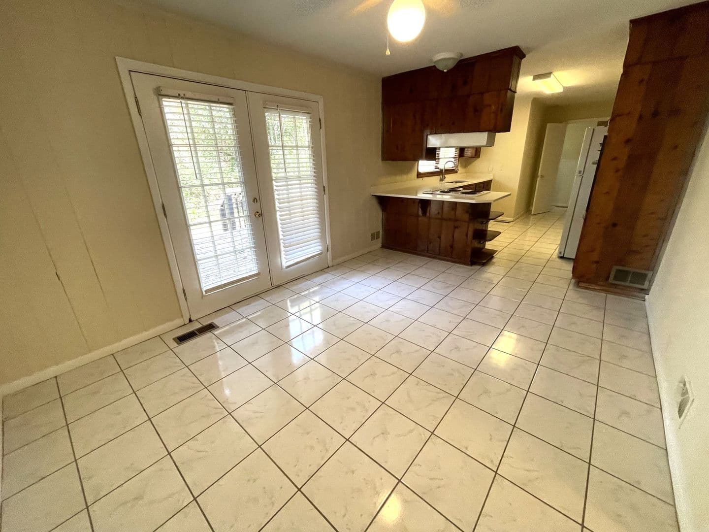 Athens House: 160 Pineview Dr