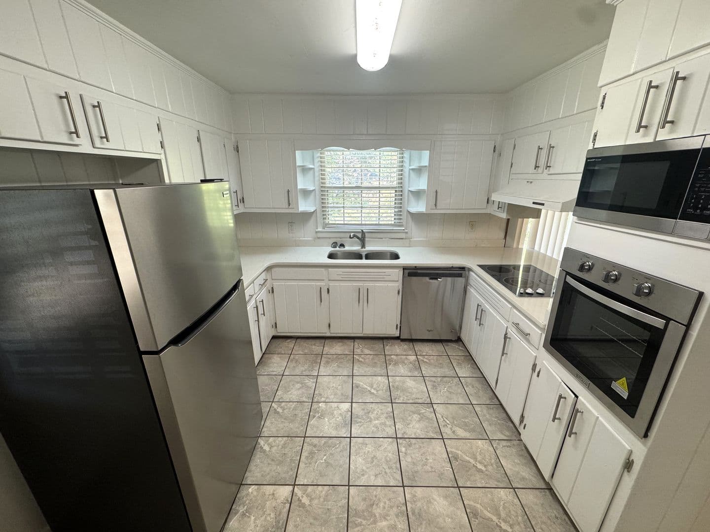Athens House: 150 Pineview Dr
