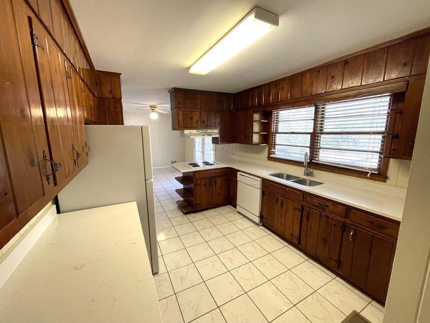 Athens House: 160 Pineview Dr