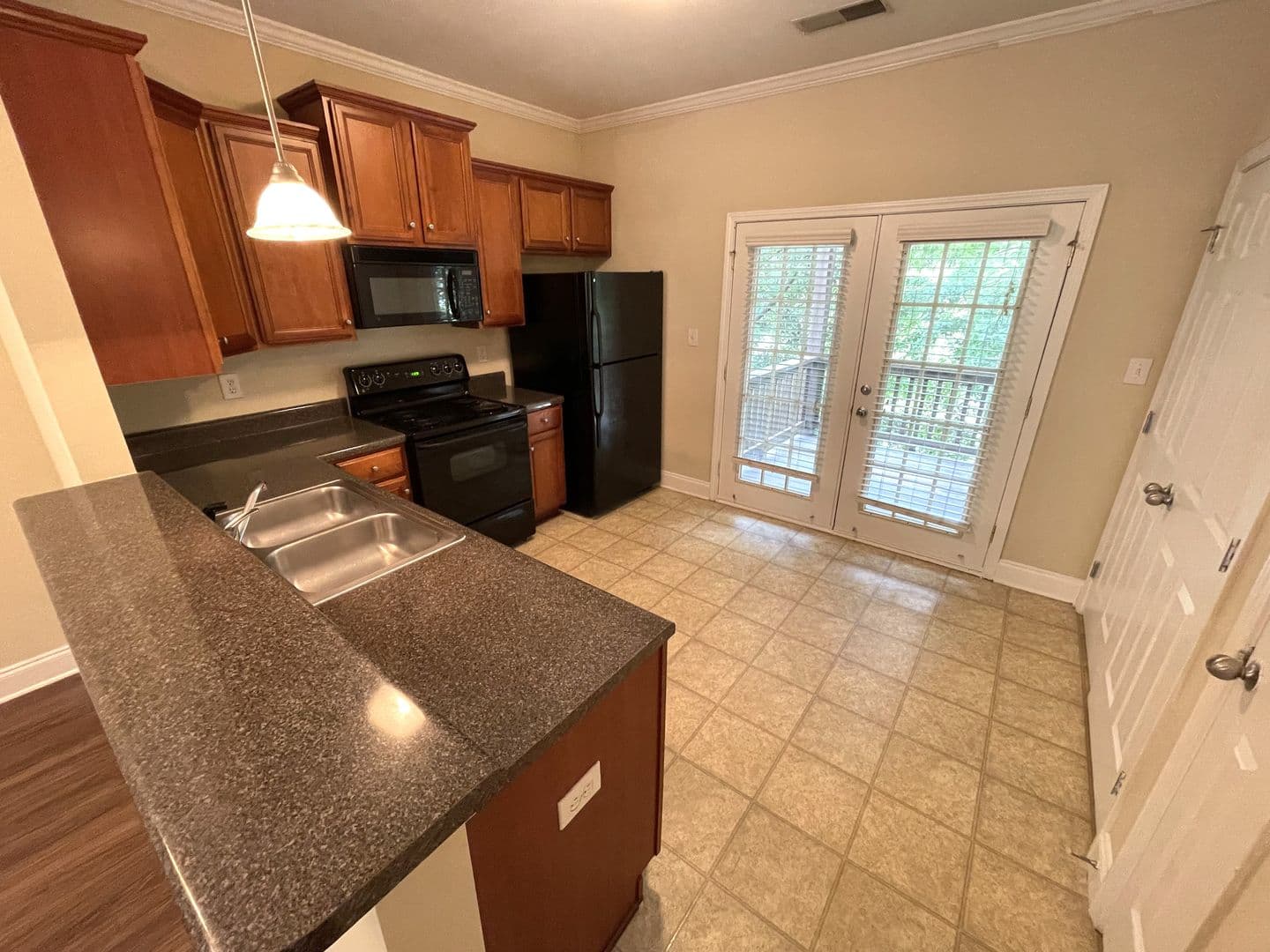 Athens Apartment: 270 Strickland Ave