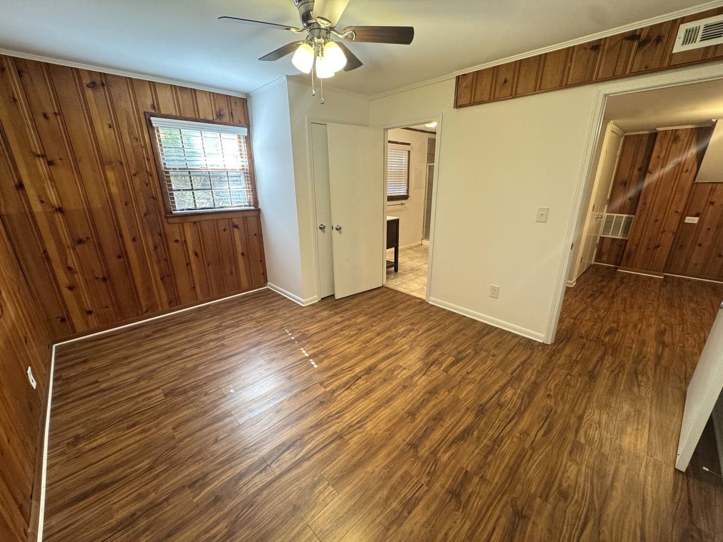 Athens House: 150 Pineview Dr