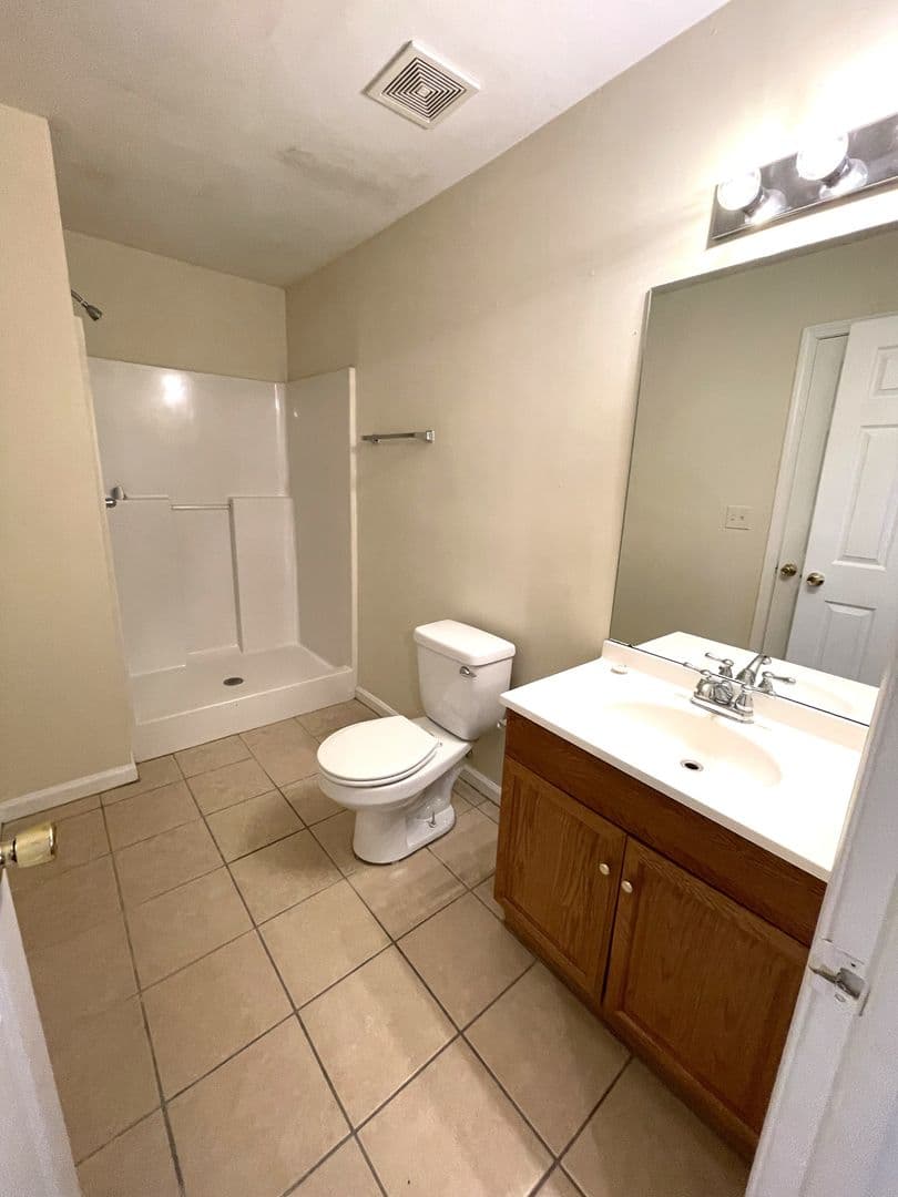 Athens House: 160 Pineview Dr