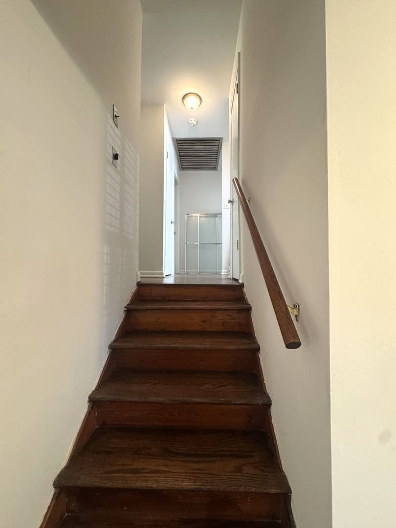 Athens House: 150 Pineview Dr