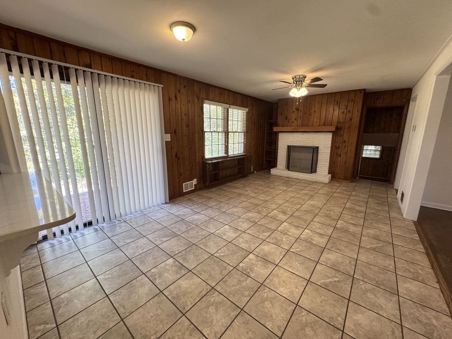 Athens House: 150 Pineview Dr