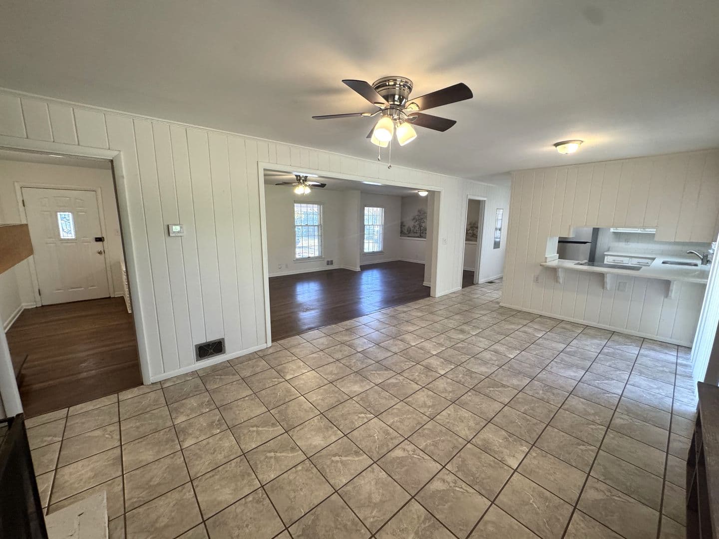 Athens House: 150 Pineview Dr