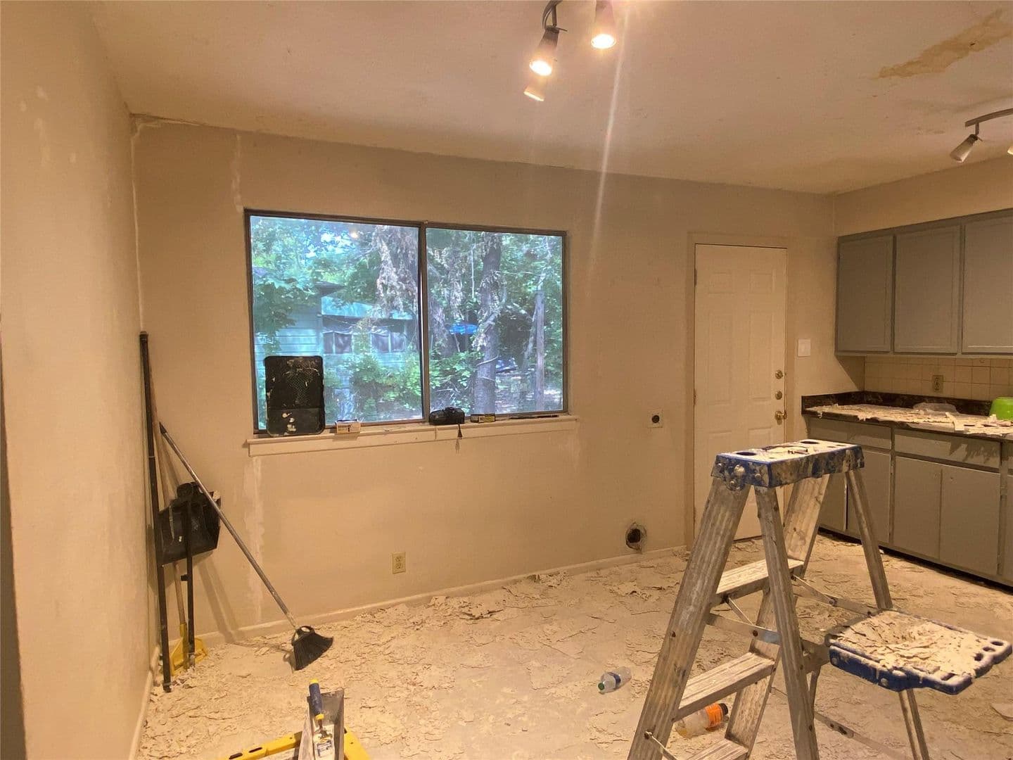 Denton House: 1412 Oakwood Dr