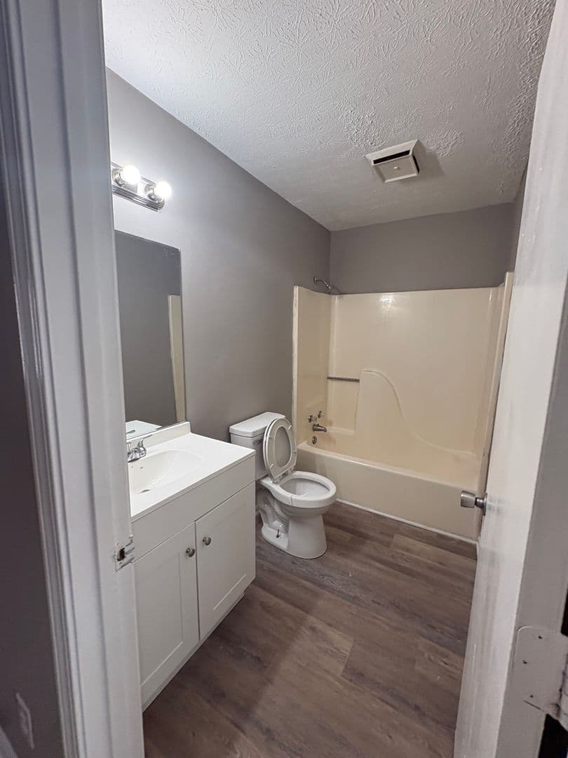 Bowling Green Apartment: 2042 Rock Creek Road