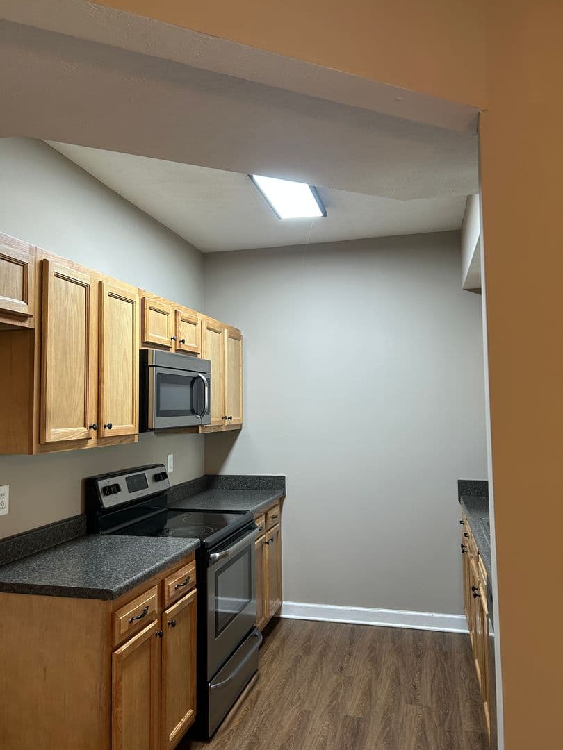 Bowling Green Apartment: 243 Moss View Street