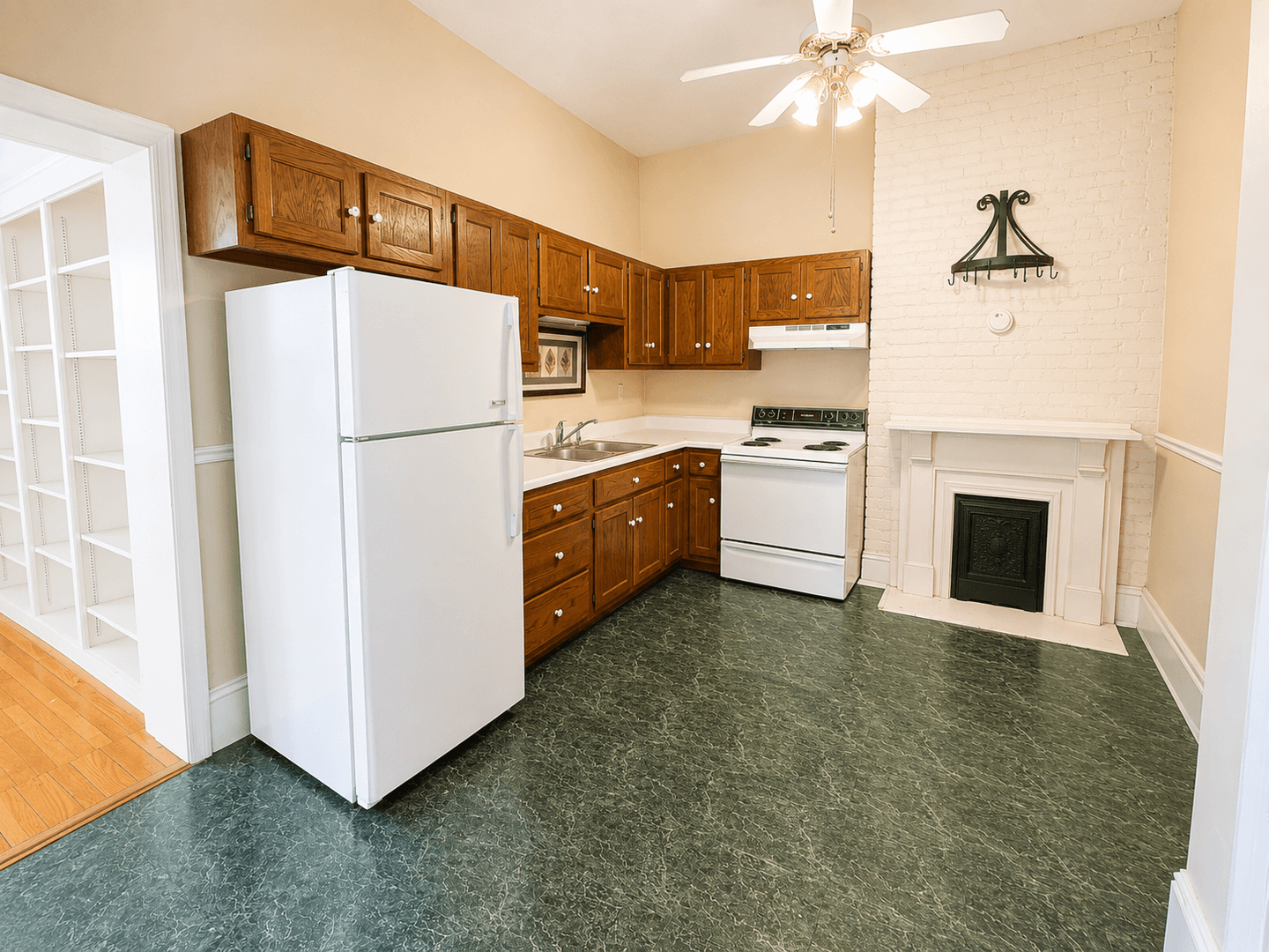 Bowling Green Apartment: 1338 College Street
