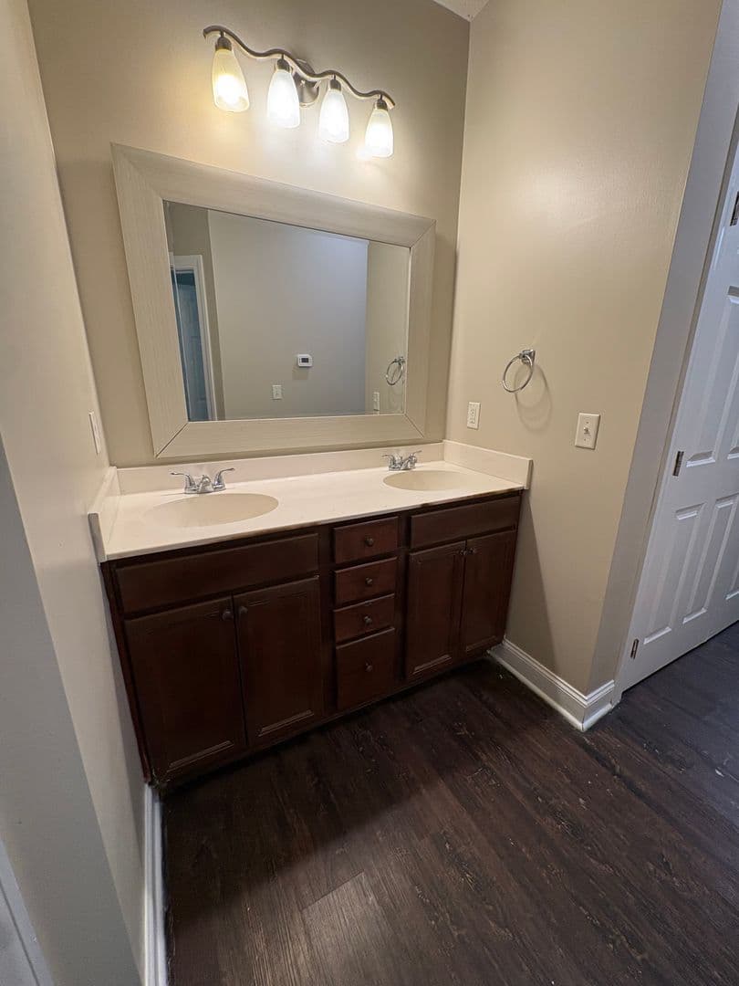 Bowling Green Apartment: 526 Dennis Way