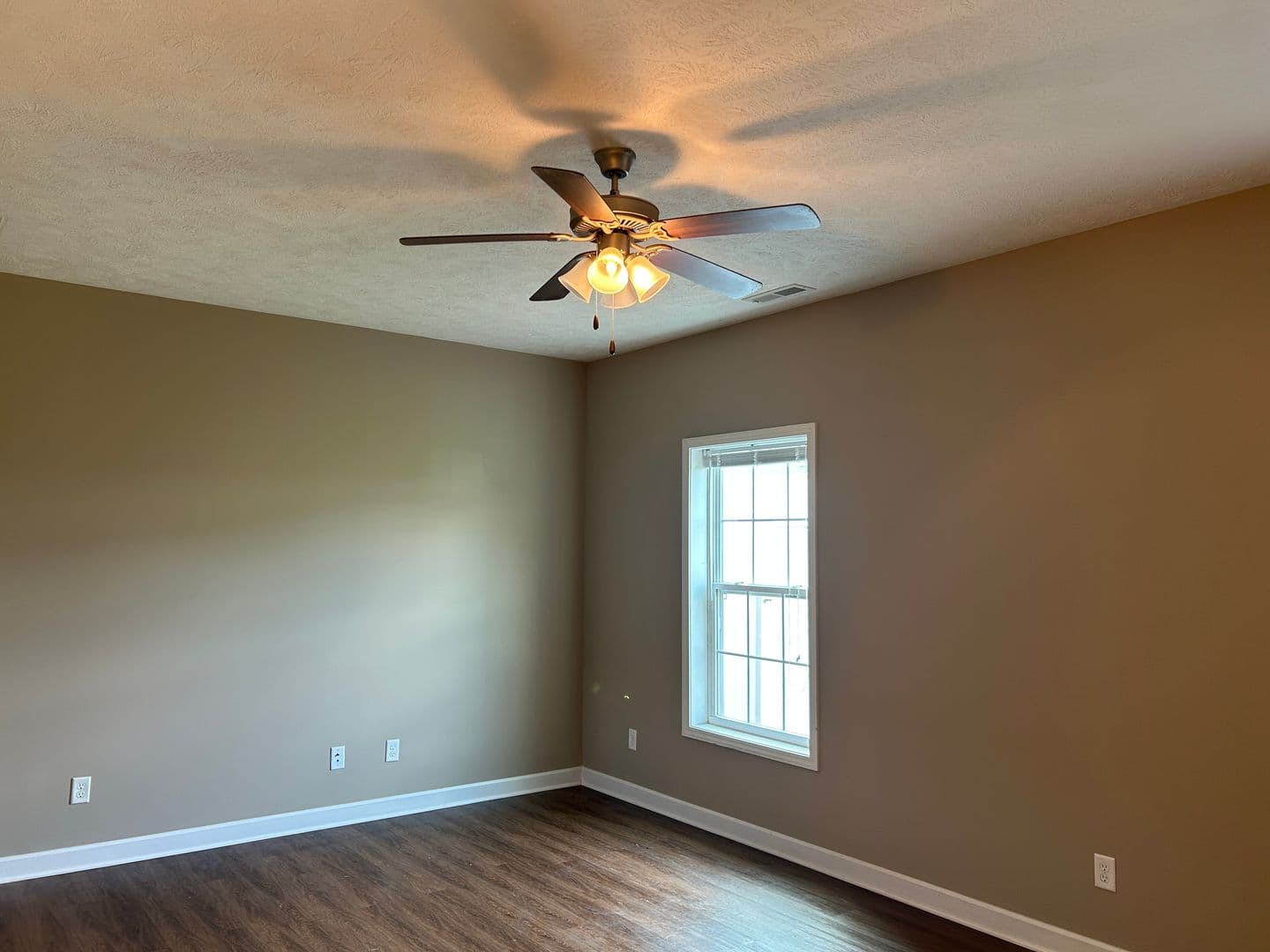 Bowling Green Apartment: 243 Moss View Street