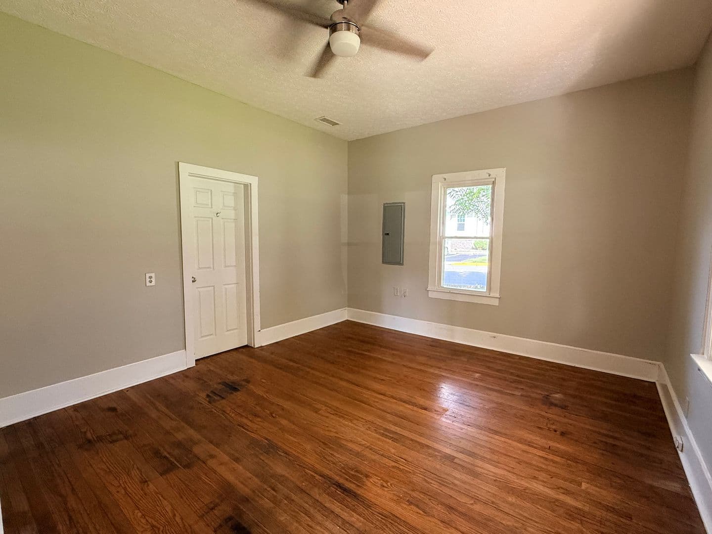 Bowling Green Apartment: 1402 High Street