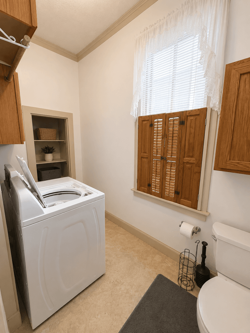 Bowling Green Apartment: 1338 College Street