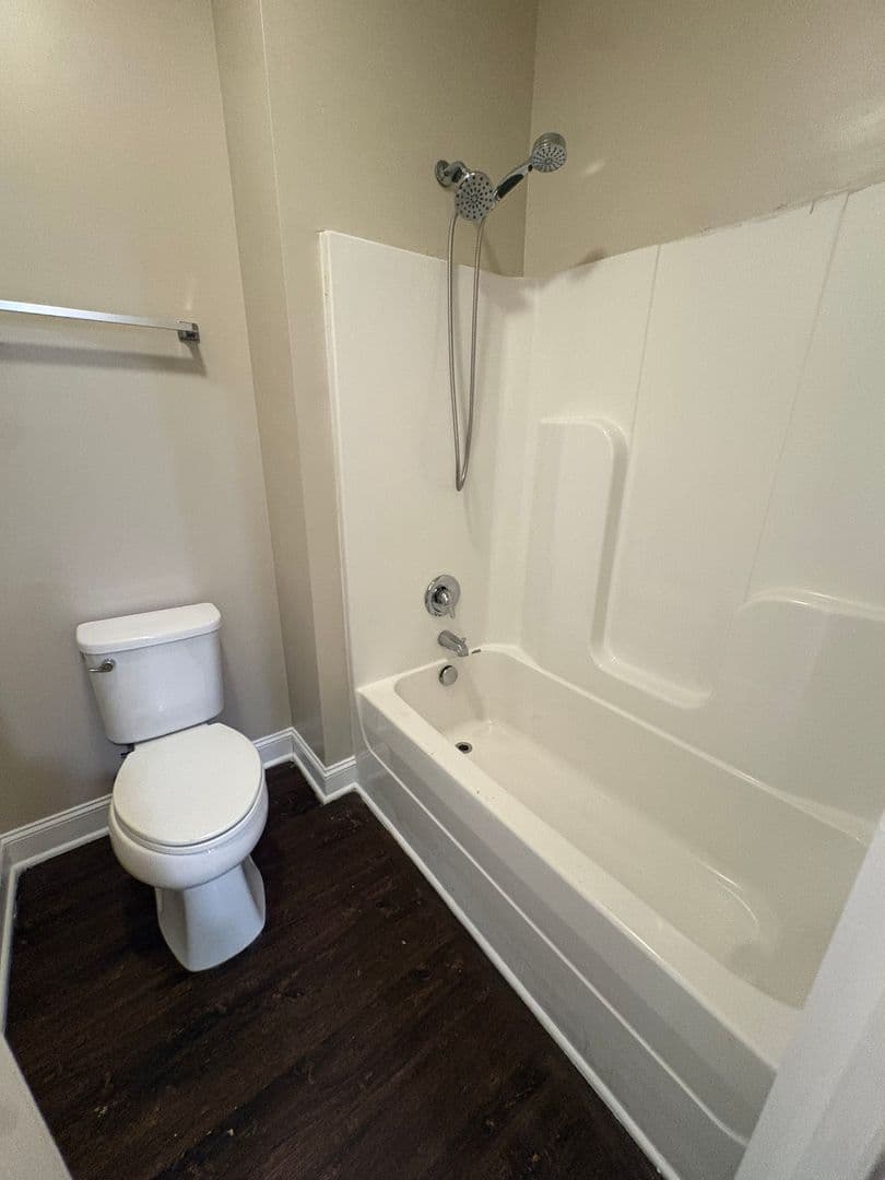 Bowling Green Apartment: 526 Dennis Way