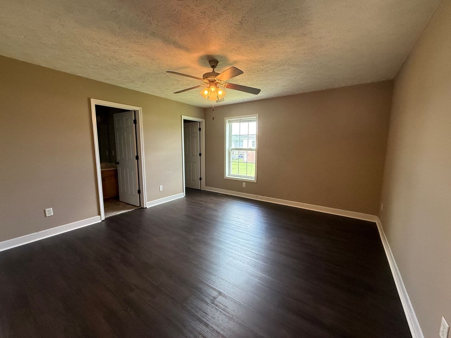 Bowling Green Apartment: 243 Moss View Street