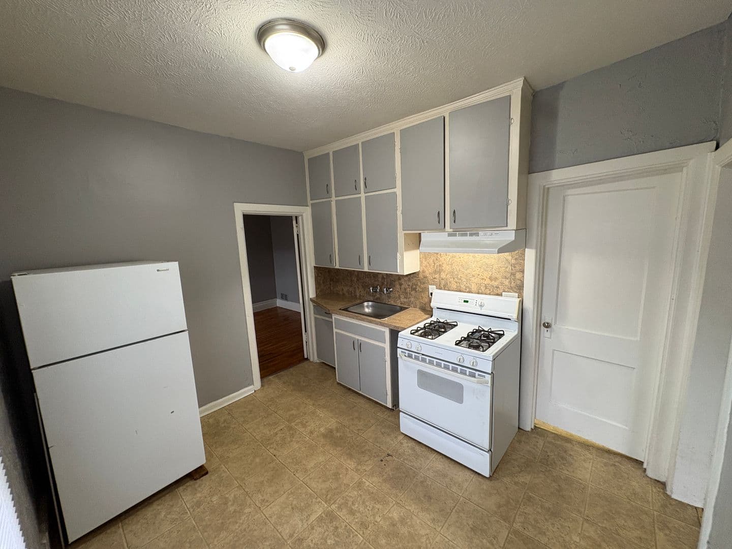 Lincoln Apartment: 1032 C st