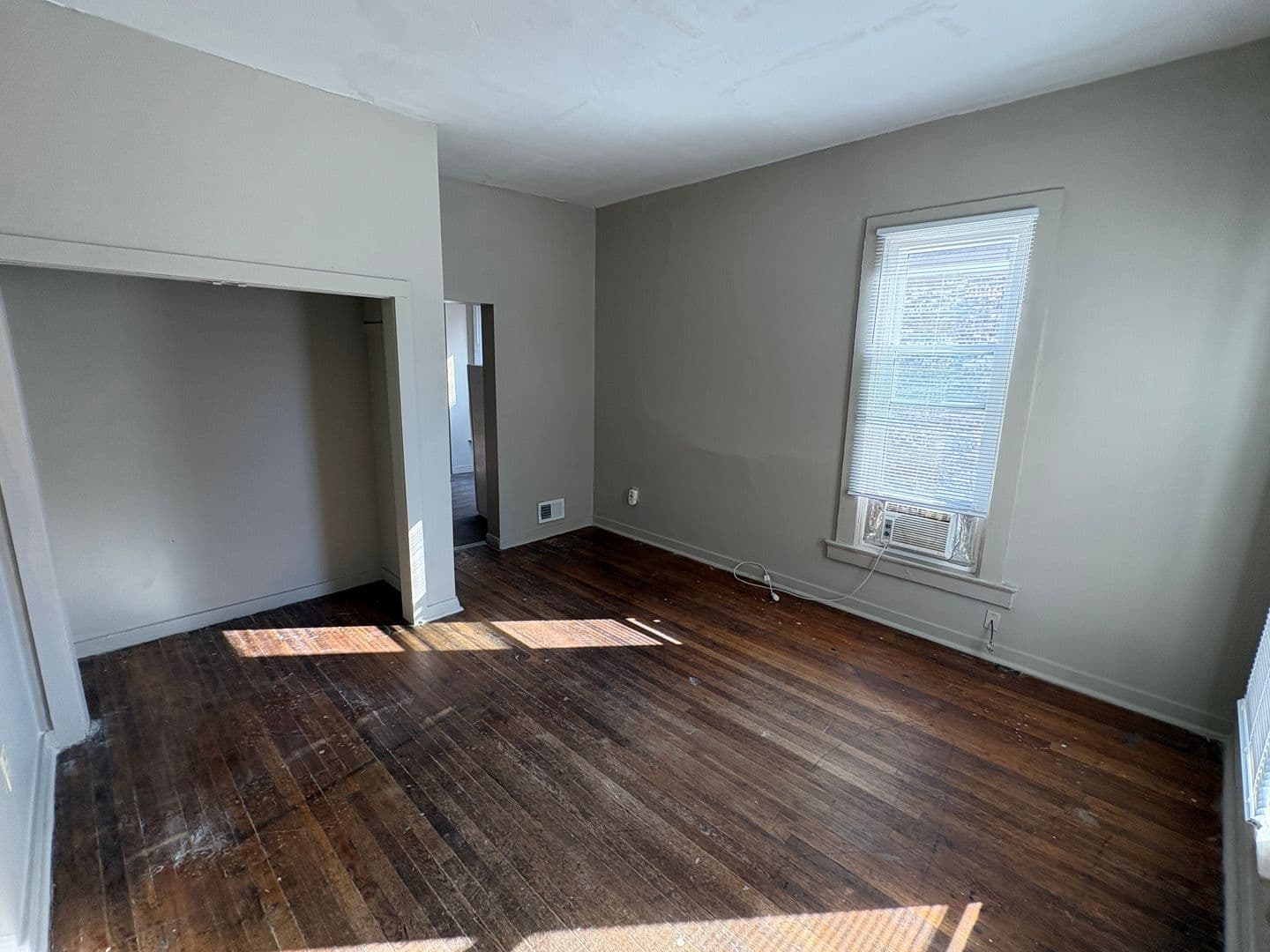 Lincoln Apartment: 2100 F street
