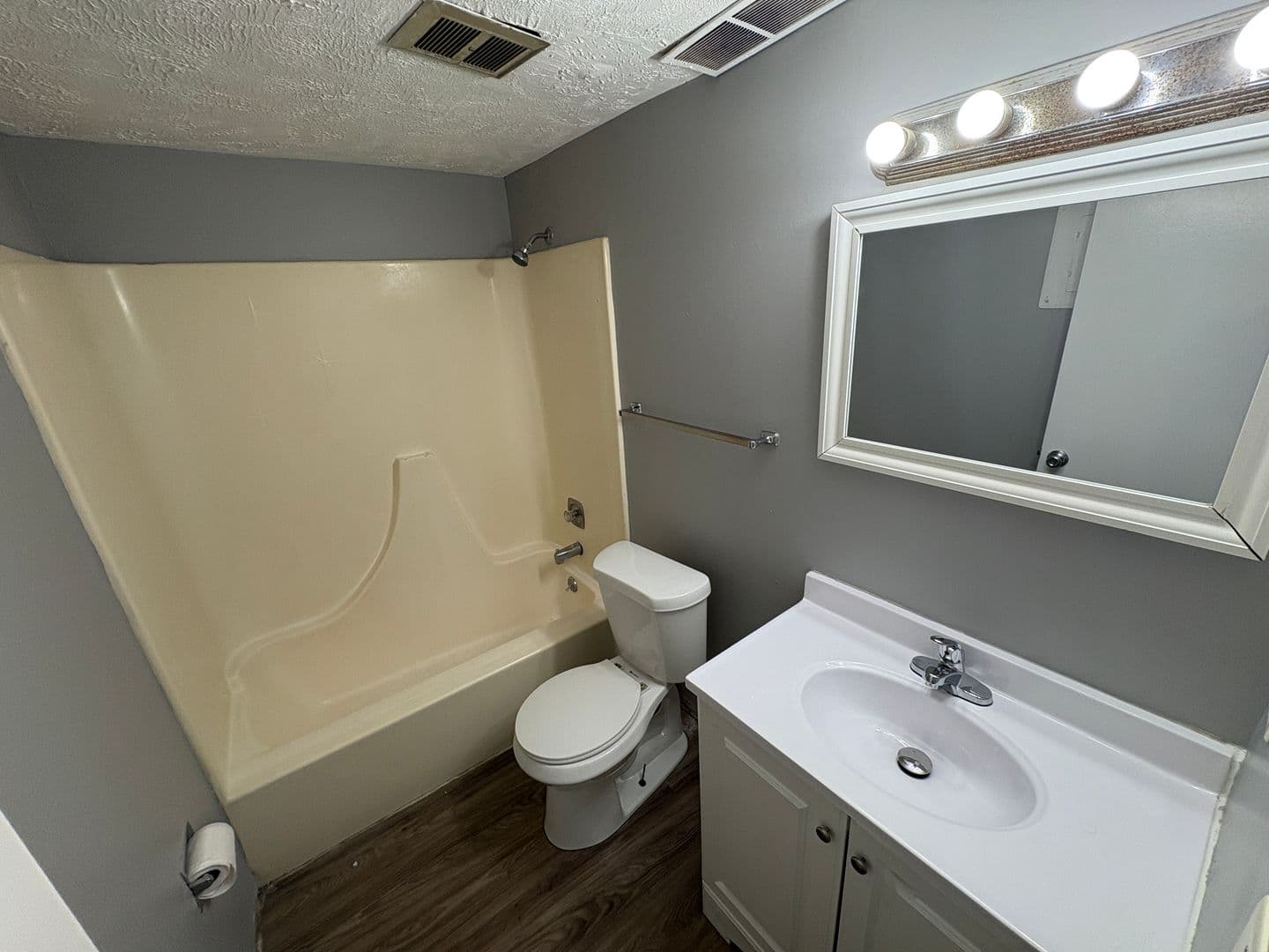 Lincoln Apartment: 1528 S. 19th street