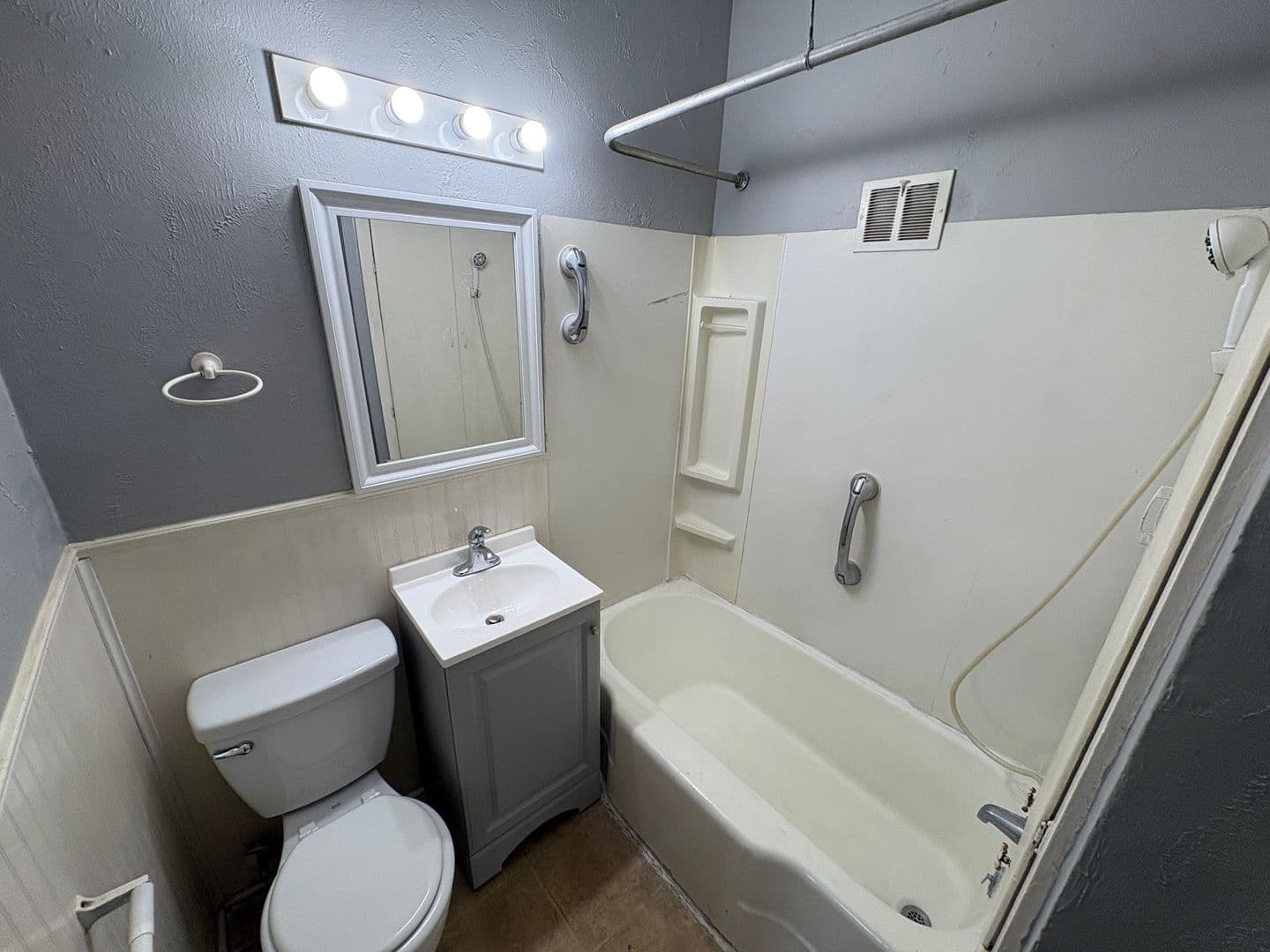Lincoln Apartment: 1032 C st