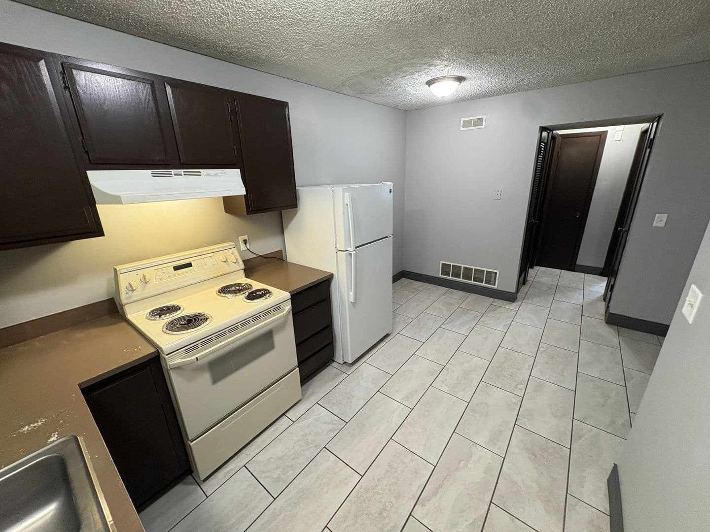Lincoln Apartment: 1528 S. 19th street
