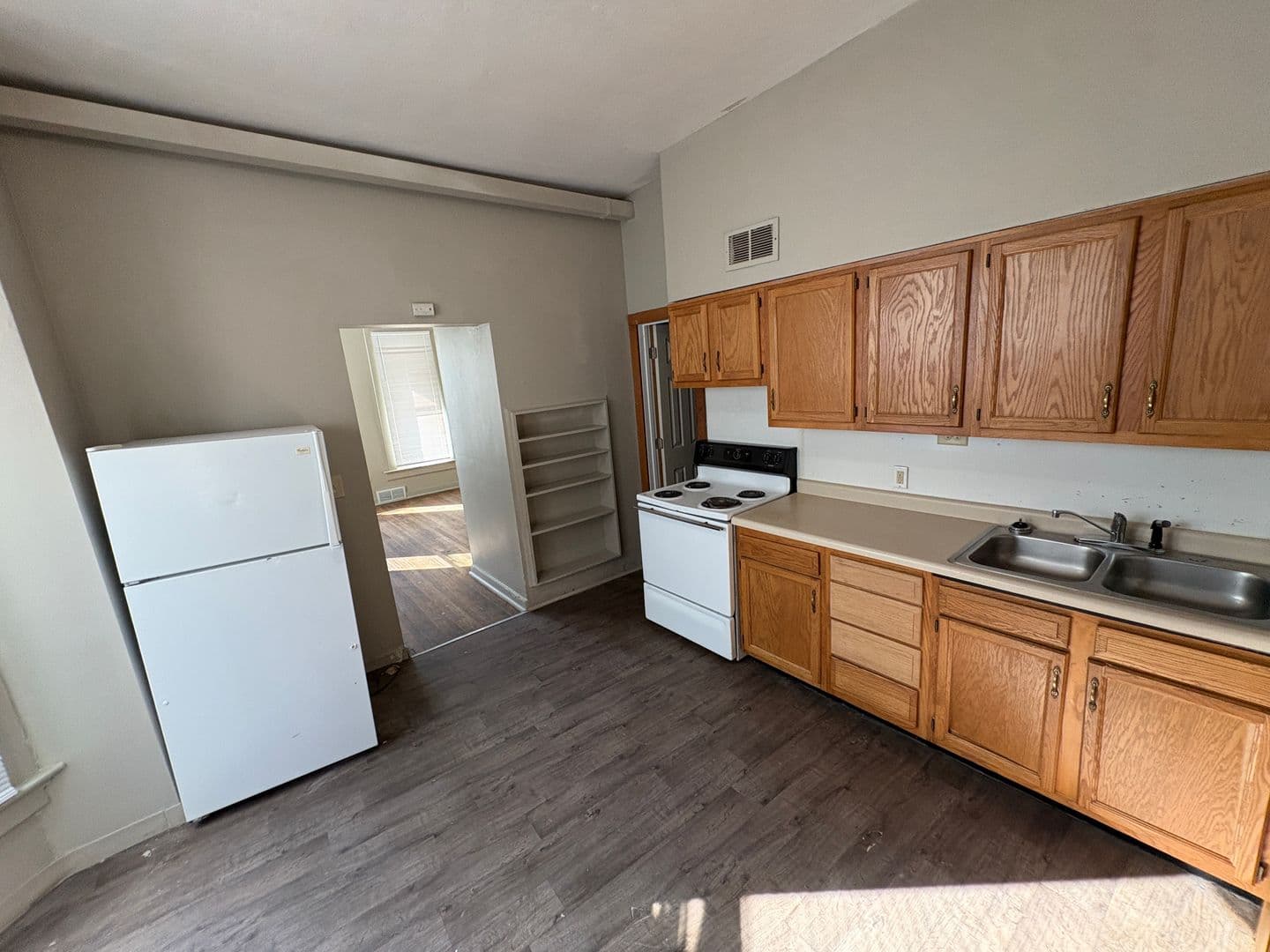 Lincoln Apartment: 2100 F street