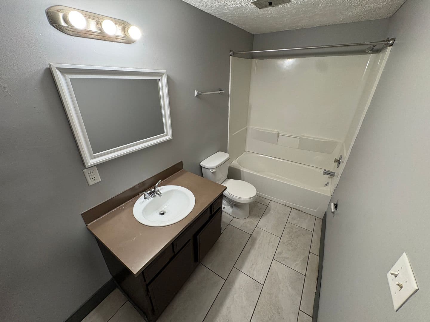 Lincoln Apartment: 1528 S. 19th street