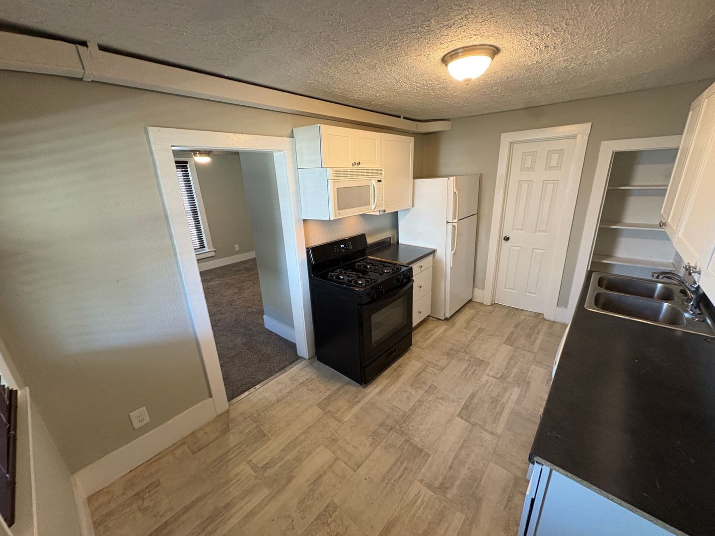 Lincoln Apartment: 2100 F street