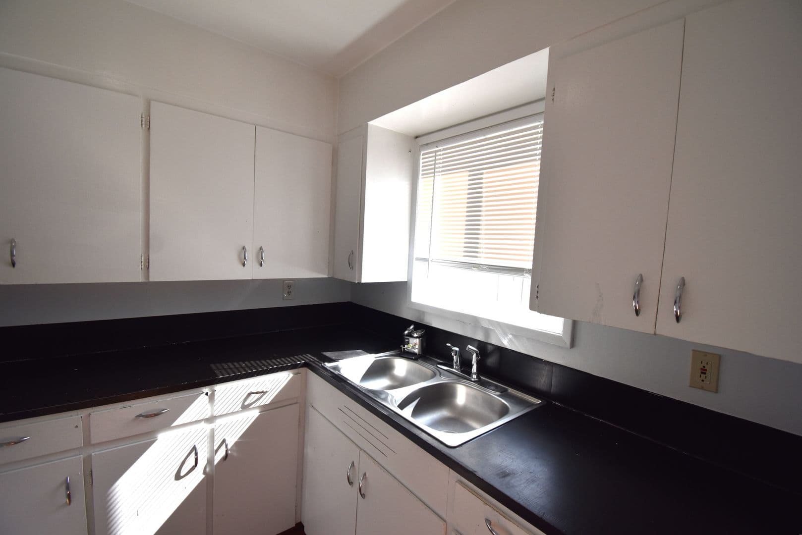 Stayton Apartment: 940 E. Jefferson