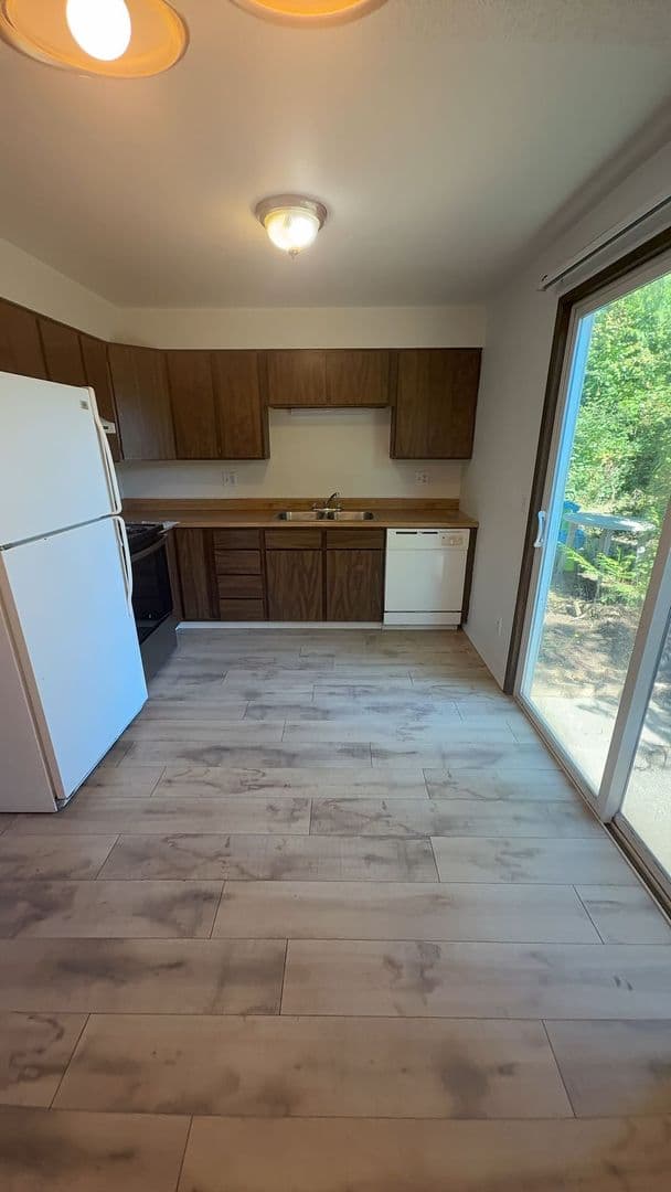 Montesano Apartment: 1405 East Beacon Avenue