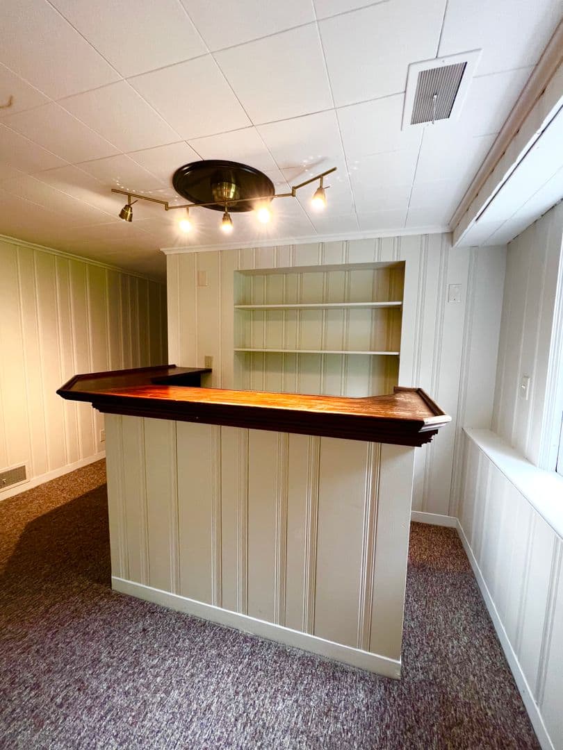 Glastonbury House: 1360 Main Street