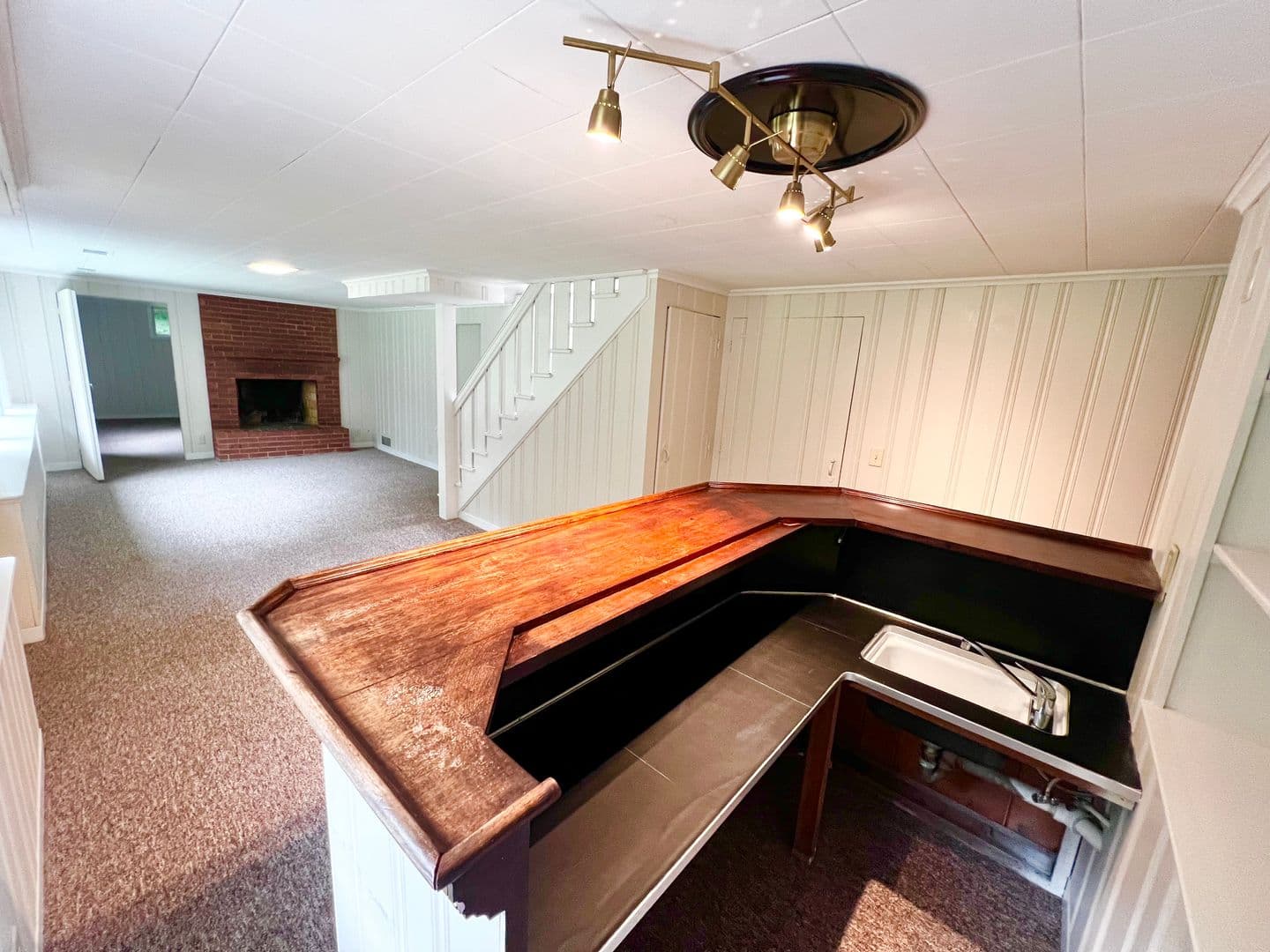 Glastonbury House: 1360 Main Street