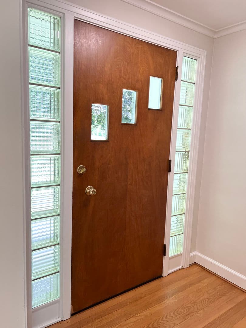 Glastonbury House: 1360 Main Street