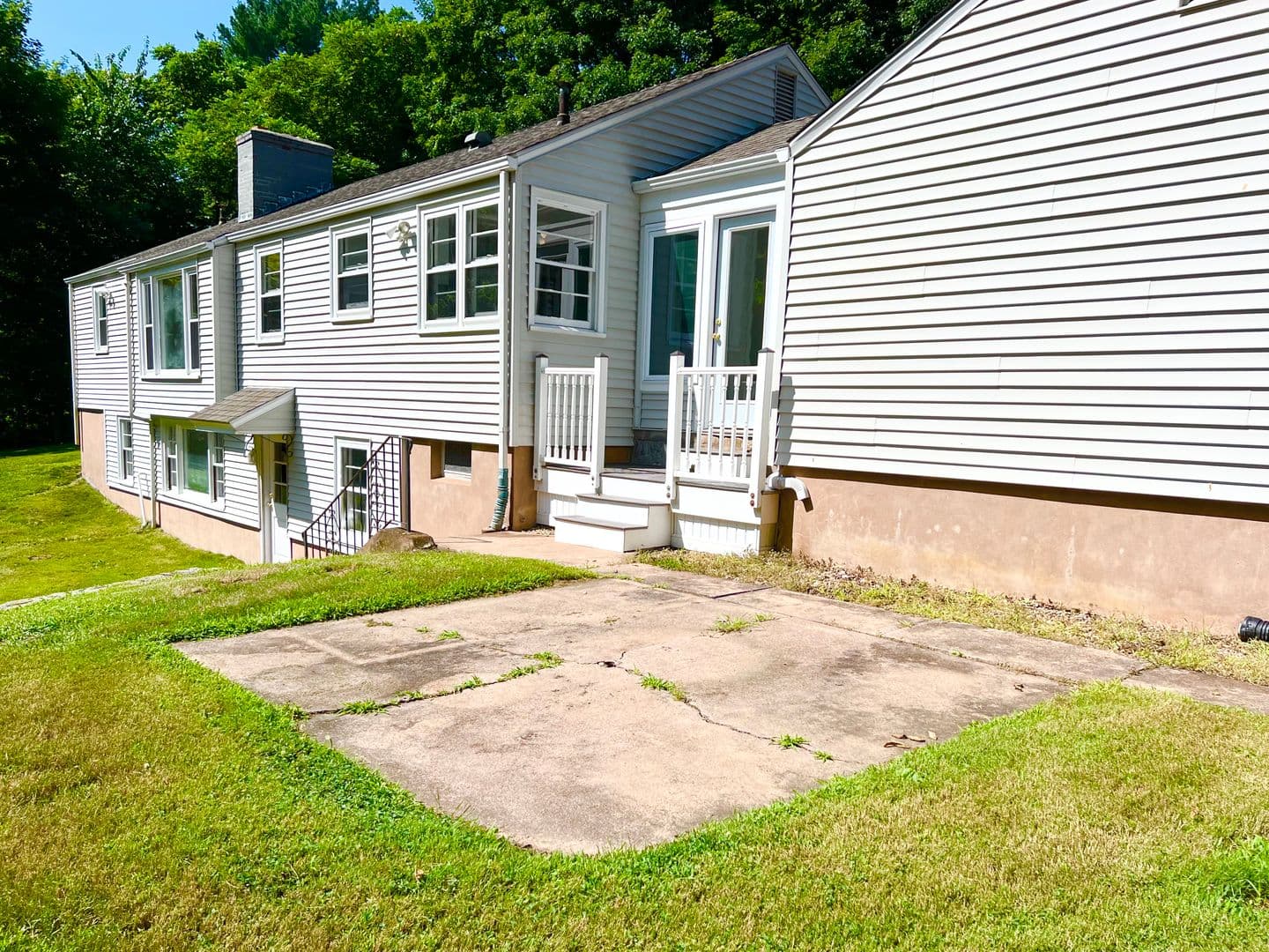 Glastonbury House: 1360 Main Street
