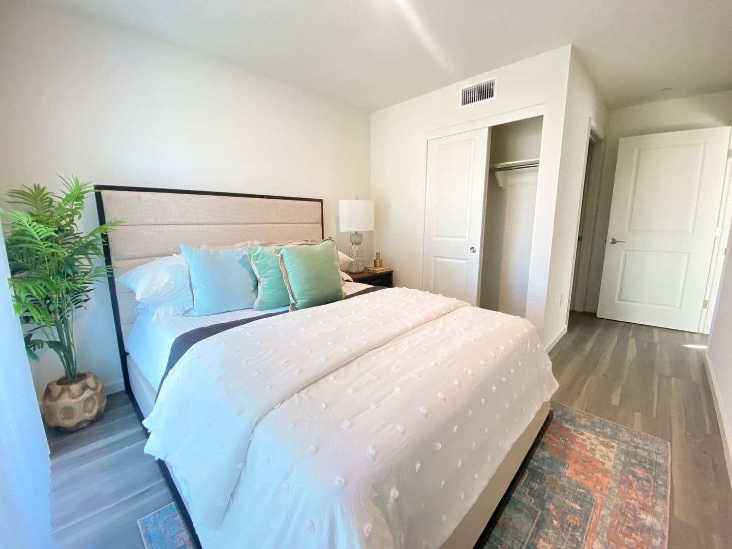 San Diego Apartment: 1704 Hornblend