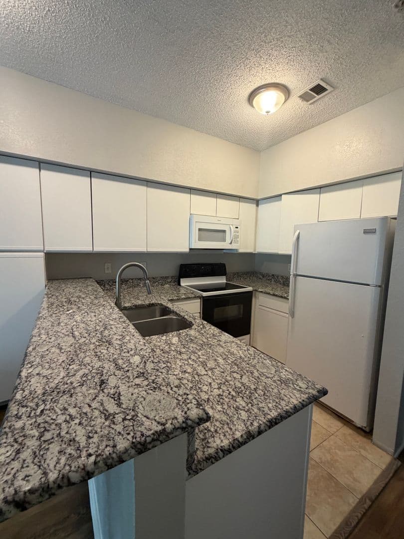 Dallas House: 7474 Fairoaks Unit 7404