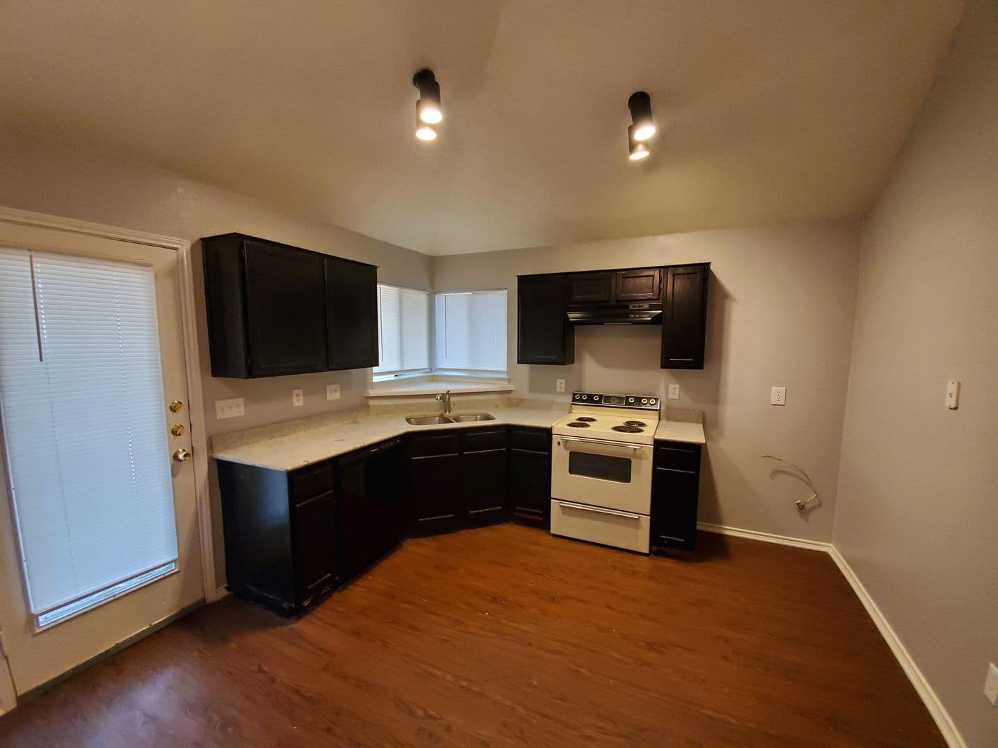 Dallas House: 10212 Hillhouse